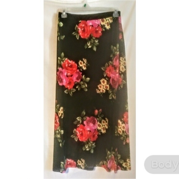 Plus Size Red Floral Maxi Skirt 2X - Picture 7 of 8